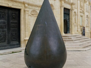 Kenjiro Azuma, “MU 765 G”, è una scultura che dialoga con il paesaggio di Matera, unendo forme essenziali e materia per creare un forte senso di equilibrio e contemplazione. Foto di Anna Nicoletta Menzella