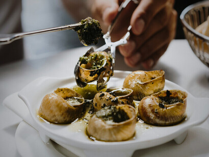 Les escargots, classiques du patrimoine culinaire, trouvent une nouvelle jeunesse dans une cuisine qui ose revisiter sans trahir