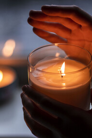 Molte civiltà antiche testimoniano dell’utilizzo di tecniche diverse per la fabbricazione di candele