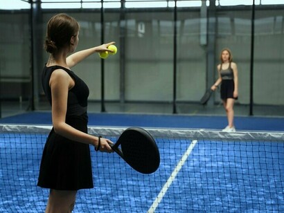 Les joueuses sont au milieu d'un match de padel