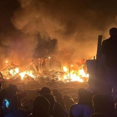 4 dicembre 2024 Bombardamento israeliano su Al-Mawasi, Palestina, zona designata per l'evacuazione e l'assistenza umanitaria nella provincia di Khan Yunis