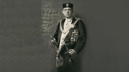 Aleister Crowley fu un occultista inglese, poeta e alpinista, considerato da molti il fondatore del moderno esoterismo occidentale. In copertina Aleister Crowley come Baphomet X° O.T.O. 