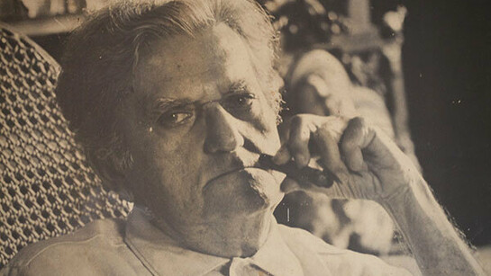 Luís da Câmara Cascudo. "Canto de muro" trabalha bem a intertextualidade em sua estrutura; alia a ficção a dados absolutamente corretos da zoologia, da botânica, da história, da mitologia, da geografia permeados pelo folclore e recolhe citações de poetas amenizadoras do escopo didático que, aí sim, se instala. Como sempre se mesclam à narração, não tornam o texto enfadonho ao leitor comum. Até os nomes científicos podem lhe soar engraçados e hiperbólicos, enfeitados com os sobrenomes dos padrinhos naturalistas