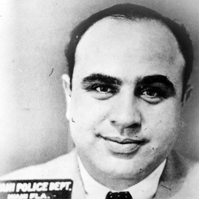 https://media.meer.com/attachments/9424f0e3b28748f3f334e71b09d379d0a7389d3e/store/fill/690/690/ef0d22ba03b5ec8a1566927625b2a50be6c680458dad7cbb2ec33af8e057/Foto-policial-de-Al-Capone.jpg