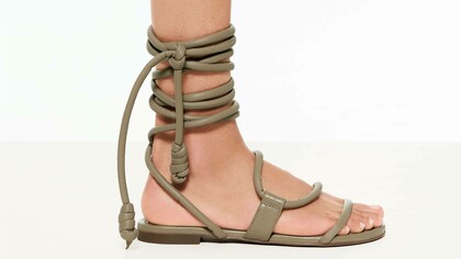 Sandalo in pelle di vitello con fondo in cuoio, lacci tubolari, color verde safari, fondo in cuoio
