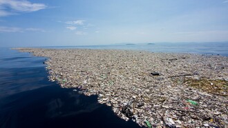 Grazie all’intelligenza artificiale, i ricercatori possono analizzare enormi quantità di dati oceanici, accelerando i tempi di studio e aumentando la precisione delle previsioni ambientali. In copertina l'isola di spazzatura più grande del pianeta, nota come Great Pacific Garbage Patch, si trova nell'Oceano Pacifico tra California e Hawaii ed è un'enorme massa galleggiante di rifiuti plastici che copre un'area stimata di oltre 1,6 milioni di chilometri quadrati, minacciando gravemente la vita marina e l'ecosistema oceanico
