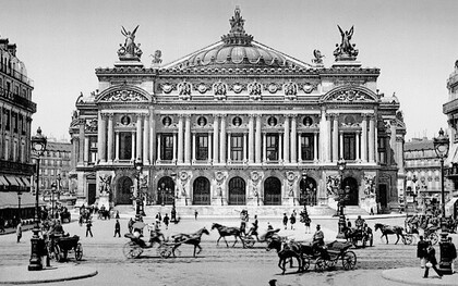 L'Opéra Garnier à Paris, en France, vers la fin du XIXe siècle