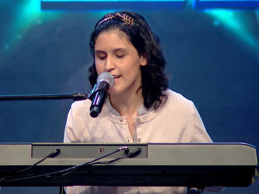 Aldana canta desde niña y a los 11 años comenzó a componer, una práctica que se convirtió en parte esencial de su vida