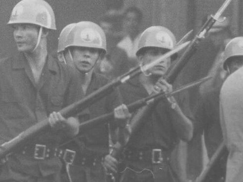 Polícia militar nas ruas do Brasil, anos 1970. A relação entre arte e ditadura atravessou diferentes fases no Brasil. Durante as décadas de 1970 e 1980, predominava uma arte de resistência direta, exemplificada pelas charges incisivas de Henfil e pelo teatro engajado de Oduvaldo Vianna Filho, que denunciavam as violações do regime utilizando metáforas para driblar a censura 