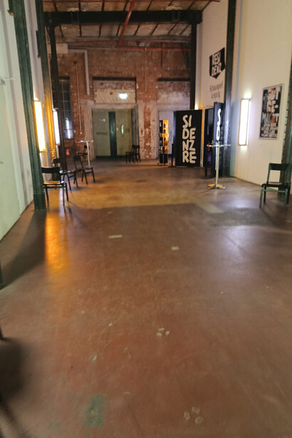 Pasillo interno del recinto Spinnerei, Leipzig, Alemania