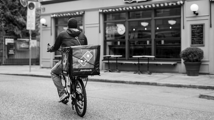 Un ritrattista di strada, ha bisogno di un certo momento per arrivare ad un momento certo