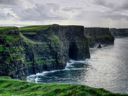 Falésias de Moher, na costa ocidental da Irlanda. De Dublin seguimos para Mountshannon, uma vila tranquila fundada no século XVIII, à beira de Lough Derg — um dos maiores lagos da Irlanda. Um lugar sereno e perfeito para pernoitar, rodeado de natureza.
No dia seguinte, rumámos às Falésias de Moher, na costa ocidental do país. Um dos pontos altos da viagem, literalmente