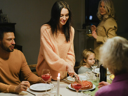 Durante meses de fiestas y rituales, la abundancia en la mesa se vuelve un símbolo de encuentro, memoria y pertenencia