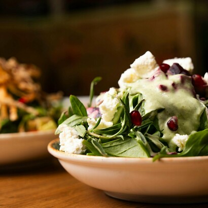 Você come apenas para atingir uma meta estética ou nutricional? Ou também come pelo prazer, pela memória afetiva, pela experiência? Comer é, sim, um ato biológico - precisamos de energia para viver -  mas é também cultural, social e emocional. Faz parte de encontros, celebrações, lembranças. Reduzir a comida a uma conta matemática é empobrecer toda uma relação que temos com ela

