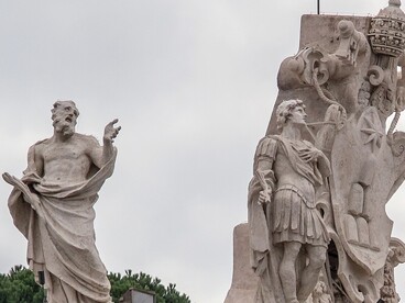 Martiri e santi decorano il colonnato berniniano in Piazza San Pietro, Città del Vaticano