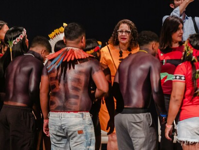 Evento: O Brasil Indígena - uma nova foto da população indígena, 2023. Denilson Baniwa, artista do povo Baniwa, tem usado sua prática para o que ele mesmo define como "infectar o sistema colonial com um vírus indígena" — frase documentada em entrevista ao Portal Arte!Brasileiros em 2022. Seus trabalhos frequentemente apropriam-se de símbolos da cultura ocidental e os reconfiguram sob perspectivas indígenas, como na série "ReAntropofagia", onde ícones como a Mona Lisa e personagens de quadrinhos são reinterpretados com elementos da cultura Baniwa

