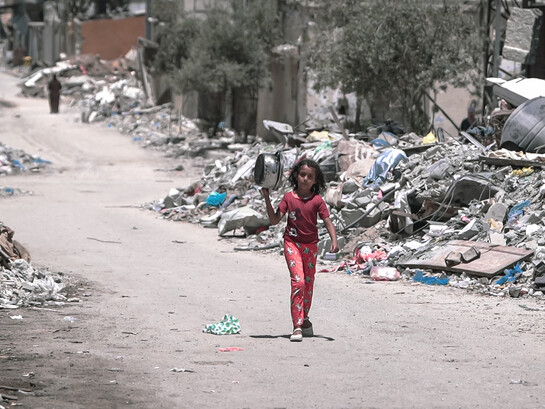 Una niña camina por Gaza durante la guerra entre Gaza e Israel (2023-2025) para conseguir comida