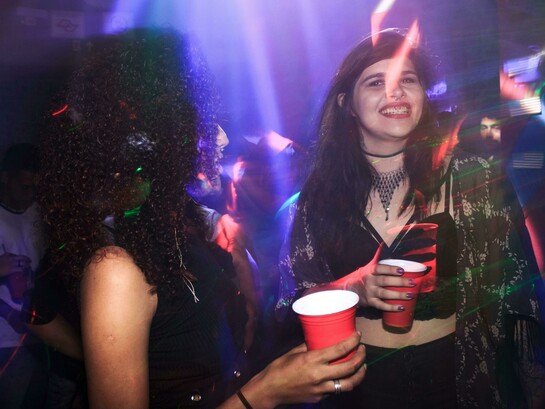 El consumo de alcohol en Azogues ha sido interpretado históricamente como una forma de entretenimiento, reflejando la falta de alternativas culturales accesibles