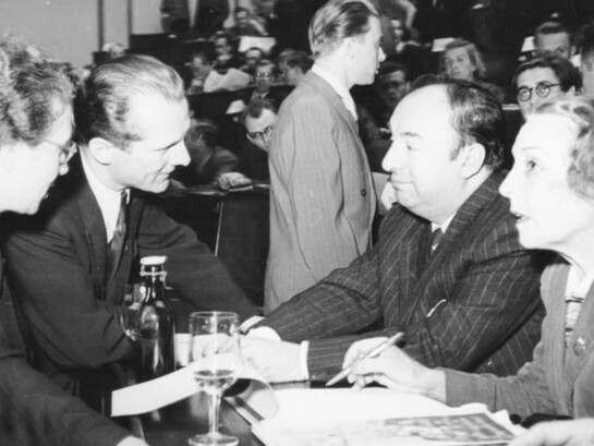 Delia del Carril insieme al marito Pablo Neruda (a destra) ed Erich Honecker nel 1951