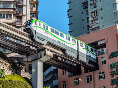 Estación Liziba en la línea 2 del metro donde un tren monorraíl pasa directamente a través de un edificio residencial, Chongqing, China
