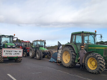 Protesters from Revolta Pagesa positioned themselves along the A7 highway south of Garrigàs (Alt Empordà) to protest against the Mercosur agreement