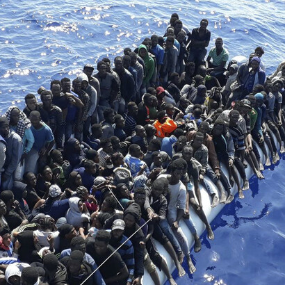 Migrantes en un bote interceptado en alta mar cerca de la ciudad libia de Gohneima, al este de la capital Trípoli, en julio de 2018