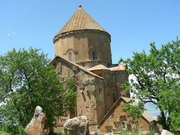 La iglesia, Catedral de la Santa Cruz (915-921), fue sede de un claustro católico armenio desde 1116 hasta 1895. Isla de Akdamar, Van, Turquía
