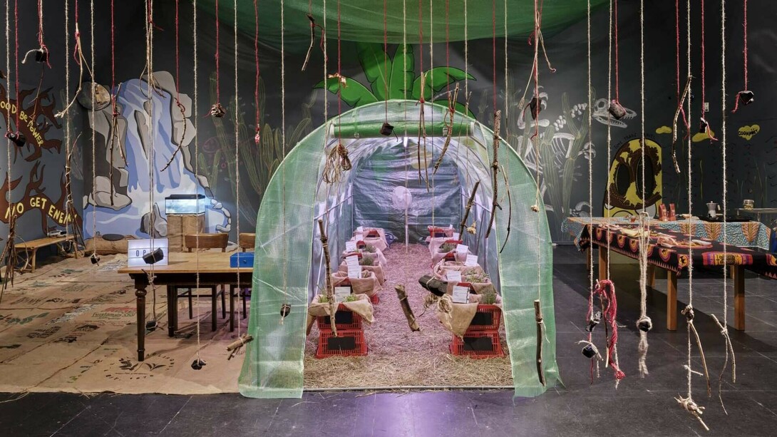 Verschiedene künstler, And this is us 2025. Junge kunst aus Frankfurt, ausstellungsansicht. Mit freundlicher genehmigung des Frankfurter Kunstvereins