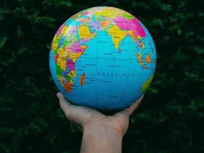 Finalmente, a financeirização global transformada pelo neoliberalismo, permite uma livre circulação dos capitais das exportações e importações que, se bem utilizadas, desagrava este custo politico-financeiro em que Estados menos competitivos acomodam-se, em detrimento do desenvolvimento e progresso económico dos seus mercados nacionais