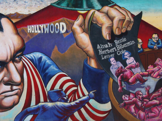 Sátira política del macartismo y el “red scare”. Desde la Guerra Fría hasta la actual rivalidad tecnológica, el temor geopolítico vuelve a proyectarse sobre América Latina en medio de disputas por influencia, datos e infraestructura estratégica