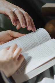 Poeta declama poesia de seu livro para entrevistadora 