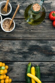 Diversos pratos de salada. Tanto a OMS (Organização Mundial da Saúde), quanto o Guia Alimentar da População Brasileira - que já falei mais detalhadamente num artigo anterior - falam sobre a maneira como o consumo de vegetais é importante para a reduzir o risco de desenvolver doenças crônicas, melhorar a saúde intestinal, além de toda a riqueza de nutrientes que encontramos nesses alimentos, ajudando a fortalecer o sistema imunológico, melhorar a saúde da pele e regular funções corporais, entre outros tantos benefícios