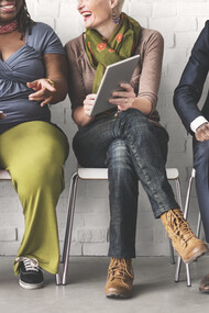 Equipe diversa em empresa. Lideranças e pessoas colaboradoras devem buscar criar um ambiente onde cada pessoa se sinta valorizada e compreendida. Cada vez mais, empresas confirmam a importância de um ambiente de trabalho acolhedor e humano. Os benefícios vão desde o aumento da produtividade até a retenção de talentos e inovação