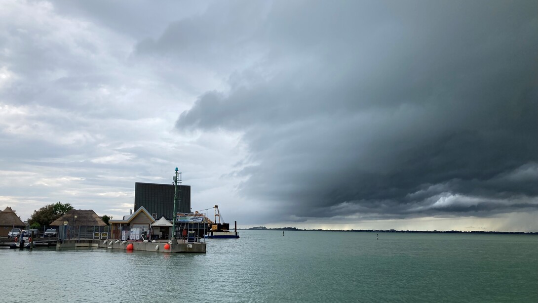 Nubi tempestose sulla laguna di Grado, Italia, foto di Flavius Roversi