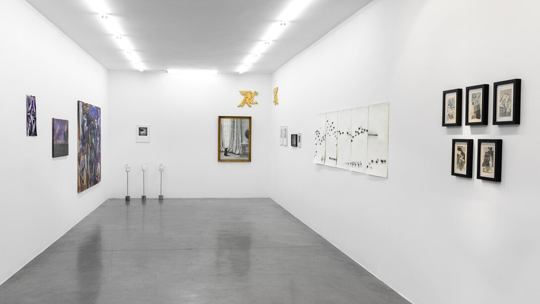 Varios artistas, Hay un pájaro azul en mi corazón, vista de exhibición. Cortesía de Galería Hache 