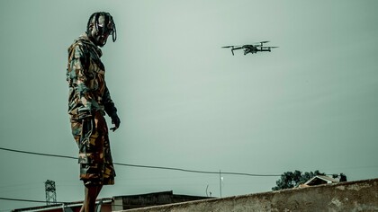 Em ambientes urbanos, onde a densidade populacional é alta e a visibilidade do inimigo é limitada, o drone se torna um aliado estratégico poderoso. Em conflitos armados que ocorrem dentro de cidades, esses dispositivos têm sido utilizados para mapear posições inimigas, identificar rotas de fuga e monitorar o movimento de tropas. Os drones fornecem uma vantagem tática significativa ao permitir observação em tempo real, reduzindo o risco de emboscadas e aumentando a precisão dos ataques. No entanto, quando essa tecnologia cai nas mãos de criminosos ou milícias, o mesmo potencial é empregado para fins destrutivos, ataques contra civis, sabotagem de infraestruturas críticas e monitoramento de forças de segurança
