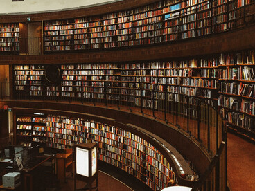 Comprender el pasado exige ir más allá de las explicaciones puramente económicas o ideológicas para reconocer el papel que las creencias, las ideas y las cosmovisiones tienen en la formación de las instituciones y de la vida política