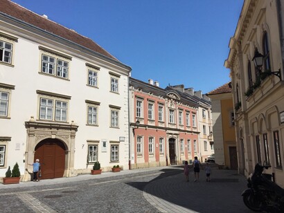 Strada del centro storico, Sopron, Ungheria. Foto di Flavius Roversi
