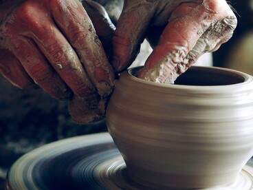 Gli artigiani campani lavorano l’argilla con tecniche tradizionali, modellando a mano piatti, maioliche e anfore che uniscono estetica e funzionalità