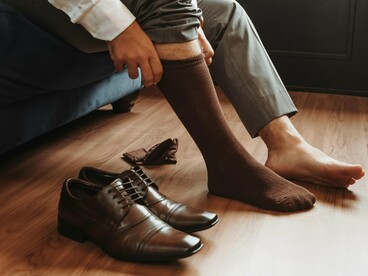 O trabalho é desenvolvido em pé, vendedor de loja do centro tem de ficar em pé, tem de mostrar serviço em pé, tem de tratar bem o cliente em pé. Anda e anda pelo estabelecimento, pega mercadoria, mostra as opções, devolve para o estoque, organiza o ambiente, sorri. Dentro das botas estão queimando de desconforto o que sustenta o todo perfeito