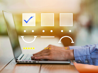 Mani sulla tastiera con la spunta: questa immagine illustra il momento in cui un utente, con una spunta di conferma, dichiara la sua piena soddisfazione su una piattaforma digitale, dando un feedback positivo 