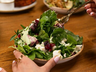 Mas se existe algo de positivo nesse novo cenário é que também temos mais vozes que discordam disso tudo, pessoas que falam sobre aceitação, equilíbrio e prazer em comer de forma saudável sem perder a alegria da comida