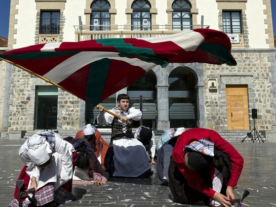 Dança tradicional basca realizada na praça em frente à prefeitura de Amurrio, no País Basco. Às vezes parece difícil. Às vezes sinto que o tempo corre contra mim. Mas sigo com fé, com gratidão, com o sentimento de que há vozes que nunca nos deixam desistir. E agora, ao escrever estas linhas, sei que não foi acaso que me aproximou de Sabrina, Carlos, Jesús, Robert, Tomas, Xabi, Iñaki, Scott e tantos outros