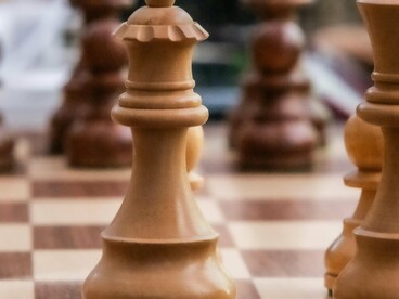 Um dos eixos centrais da atualidade de Maquiavel é sua compreensão da natureza humana. Ele sustenta que os indivíduos são movidos por interesses, paixões e conveniências, e que essas forças tendem a prevalecer sobre a moral abstrata