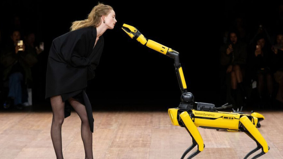 Modelli e robot condividono la passerella alla sfilata di moda Coperni fw23