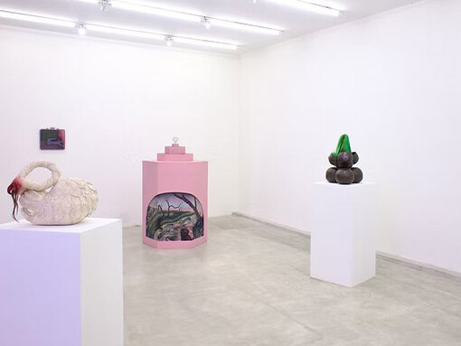 Eliana Quilla, Te busco, noche, vista de exhibición. Cortesía de Linse Galería