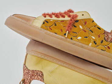 TVL | TheVerticaLine FW2526 Sneaker unisex low-top con tomaia in pelle nubuck e velluto liscio ricamato, suola in TR, lacci in lana, seconda stringa in cotone panna e fodera in pelle e cotone