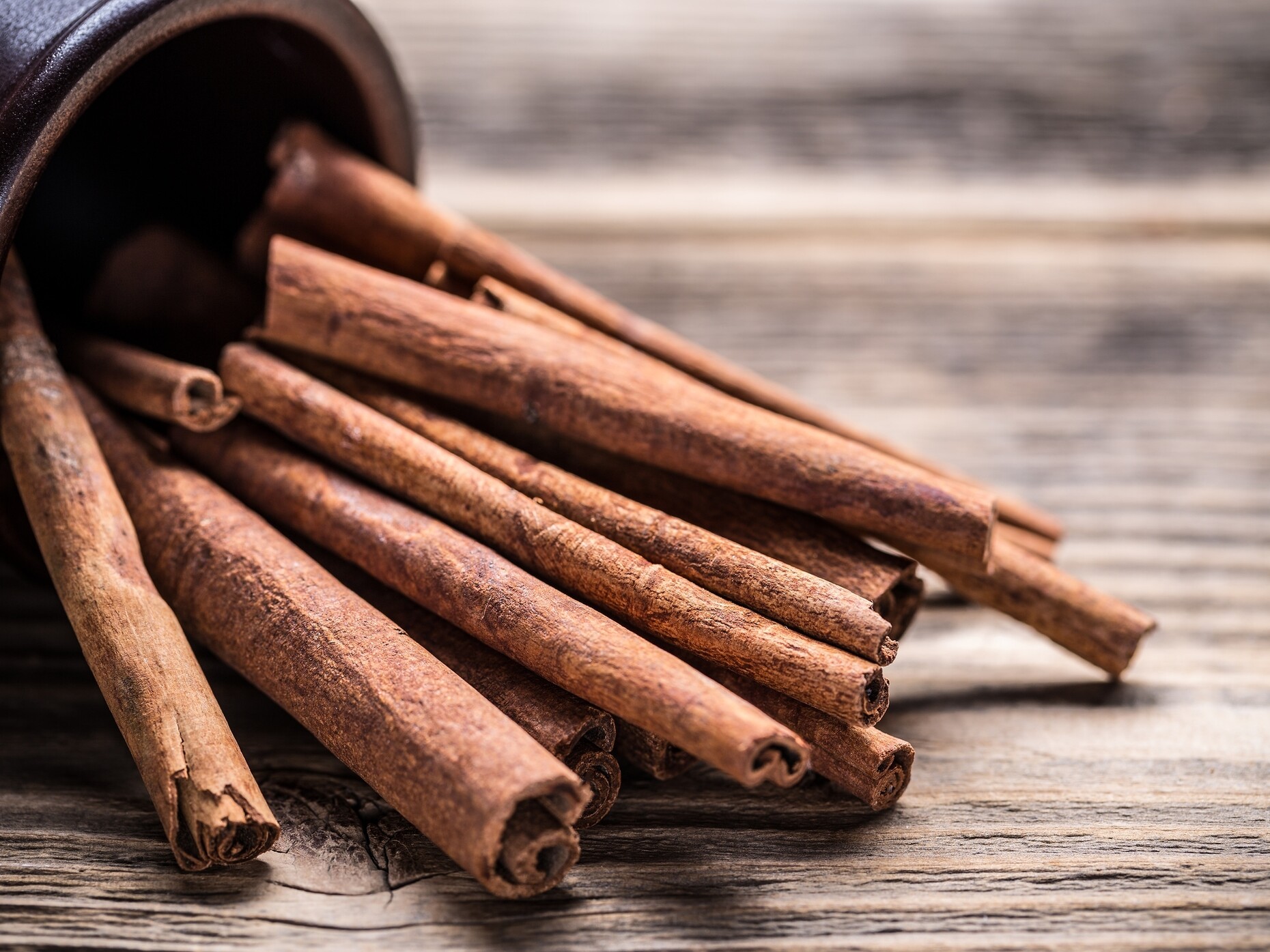Палочки корицы как использовать. Циннамон корица. Корица палочки amilfoods. Палочки корицы (кассия). Палочки корицы (кассия).