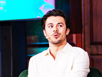 Ciertas relaciones en el mundo virtual son insostenibles en el mundo real, donde las reglas exigen coherencia entre dicho y hecho y una presencia física real, que es un acto inalterable. Jack Edwards, YouTuber, influencer en redes sociales y autor, en el festival SXSW London 2025 en Londres, Inglaterra