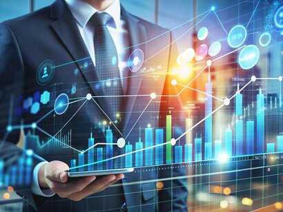 Un uomo in abito elegante tiene un tablet con proiezioni grafiche digitali fluttuanti intorno a lui. L’immagine comunica innovazione, fintech e gestione dei dati finanziari